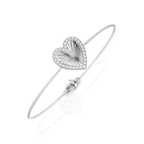Heart-shaped centerpiece bracelet with round pavé-set lab diamonds, 18K gold chain, polished clasp for secure wear.