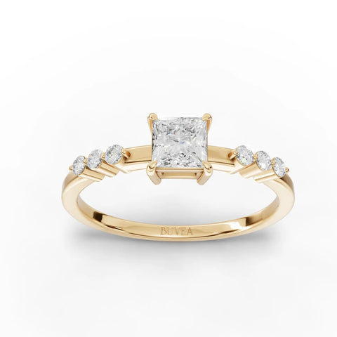 Twisted 18K gold band featuring a princess-cut center diamond and six round accent diamonds in a bar setting.