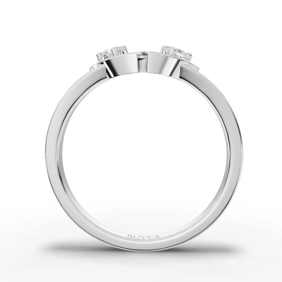 Prong-set round diamond white gold close-up