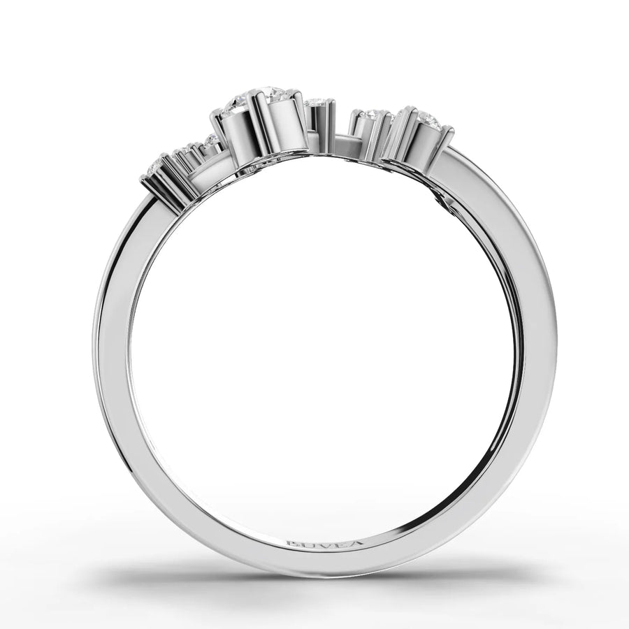 White gold prong setting close-up