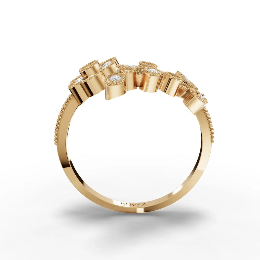 Diamond motif ring yellow gold close-up