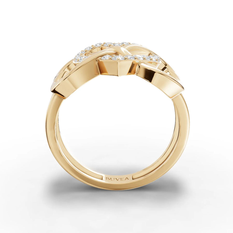 Micro-prong diamonds yellow gold close-up