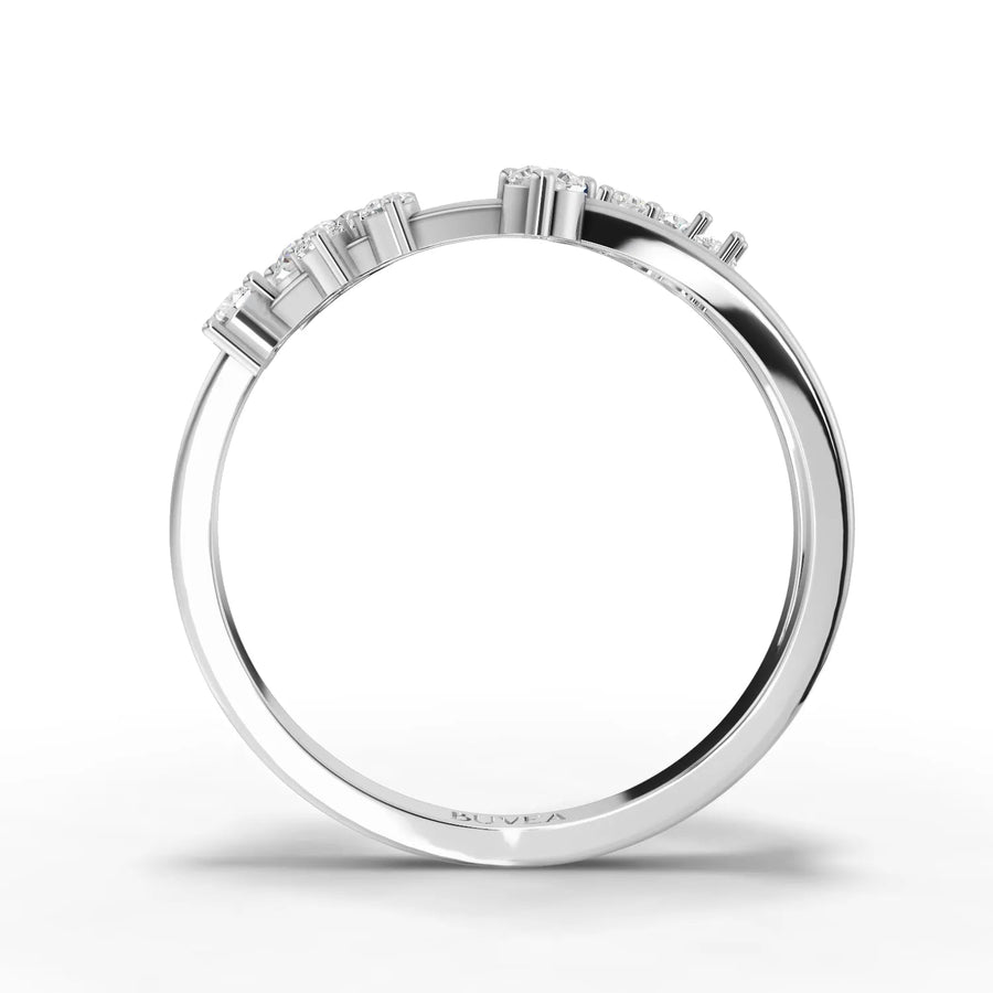 Close-up white gold prong setting