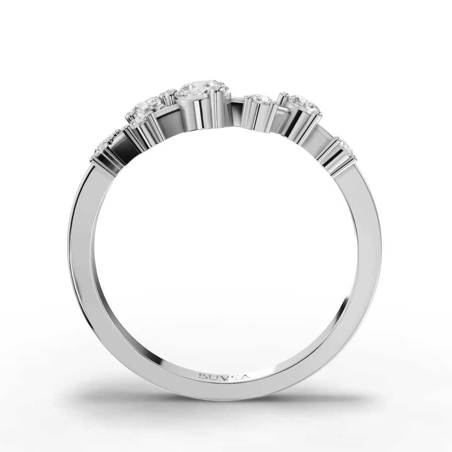 Prong-set stones white gold close-up