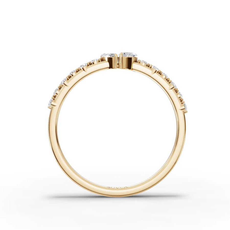 Round diamond row yellow gold close-up