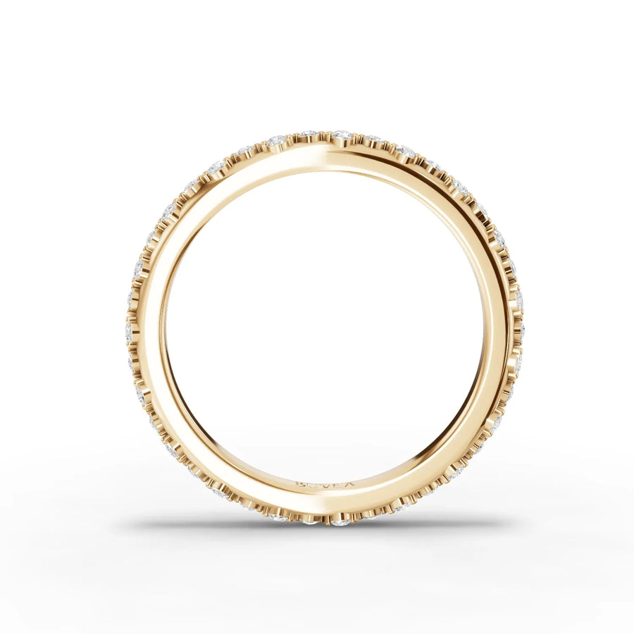 Round diamond micro-prong yellow gold close-up