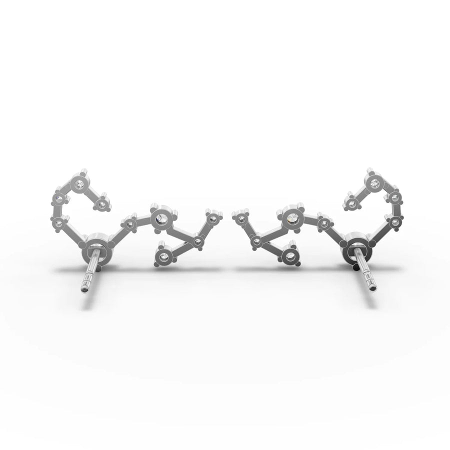 Macro view of white gold prong setting