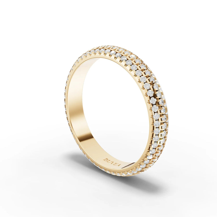 Grid-set diamond band yellow gold close-up
