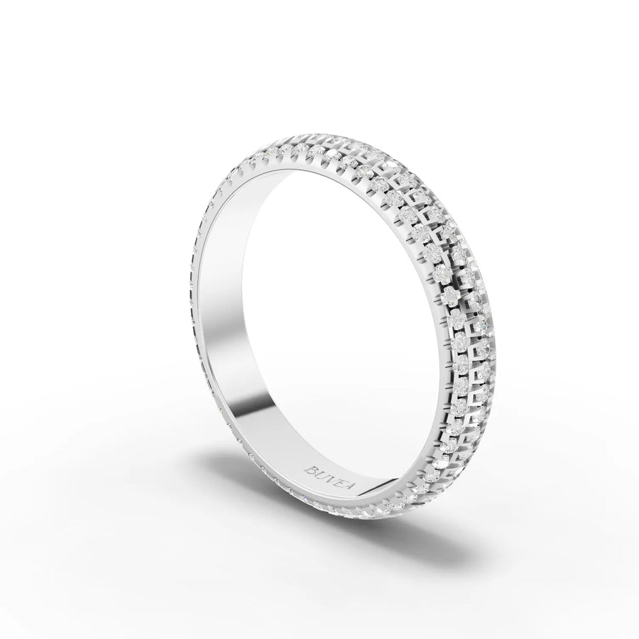 Grid-set diamond band white gold close-up