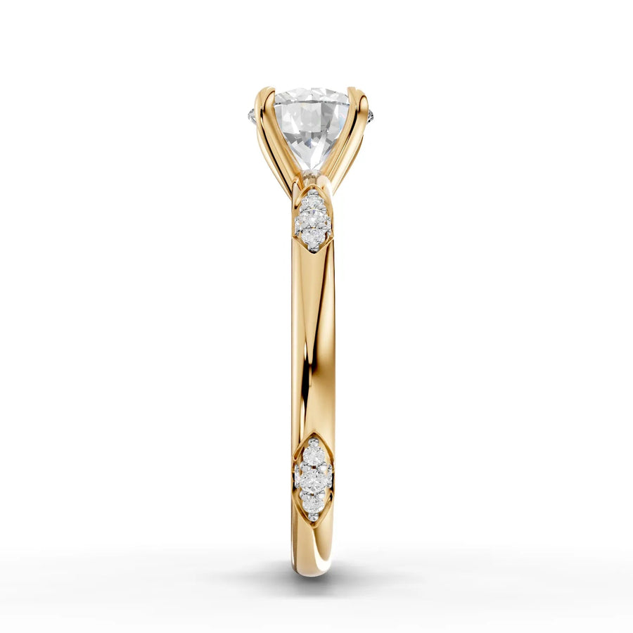Round center diamond ring yellow gold close-up view