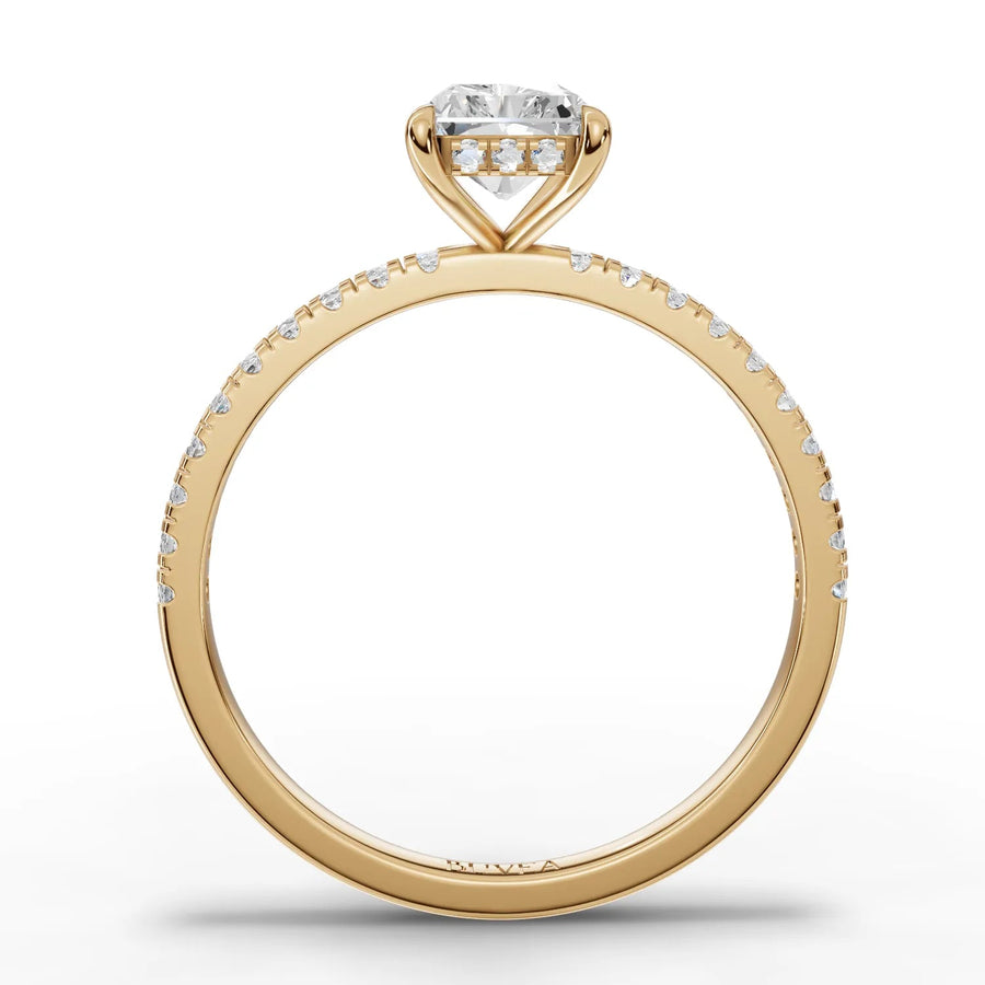 Round accent diamond spacing close-up