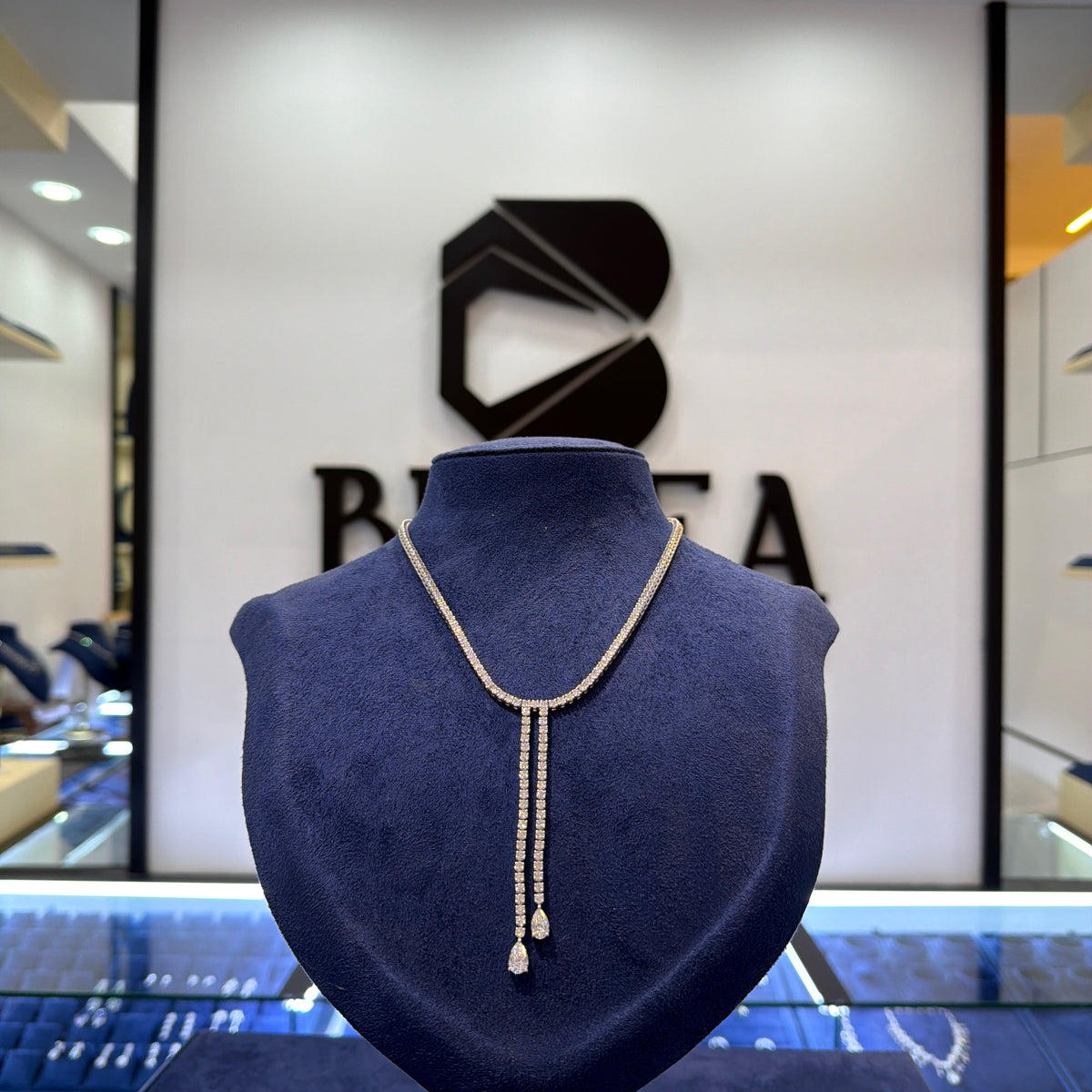 قلادة بتصميم حرف Y مرصعة بألماس متدرج صناعياً بلمسة نهائية مزدوجة على شكل قطرة كمثرى