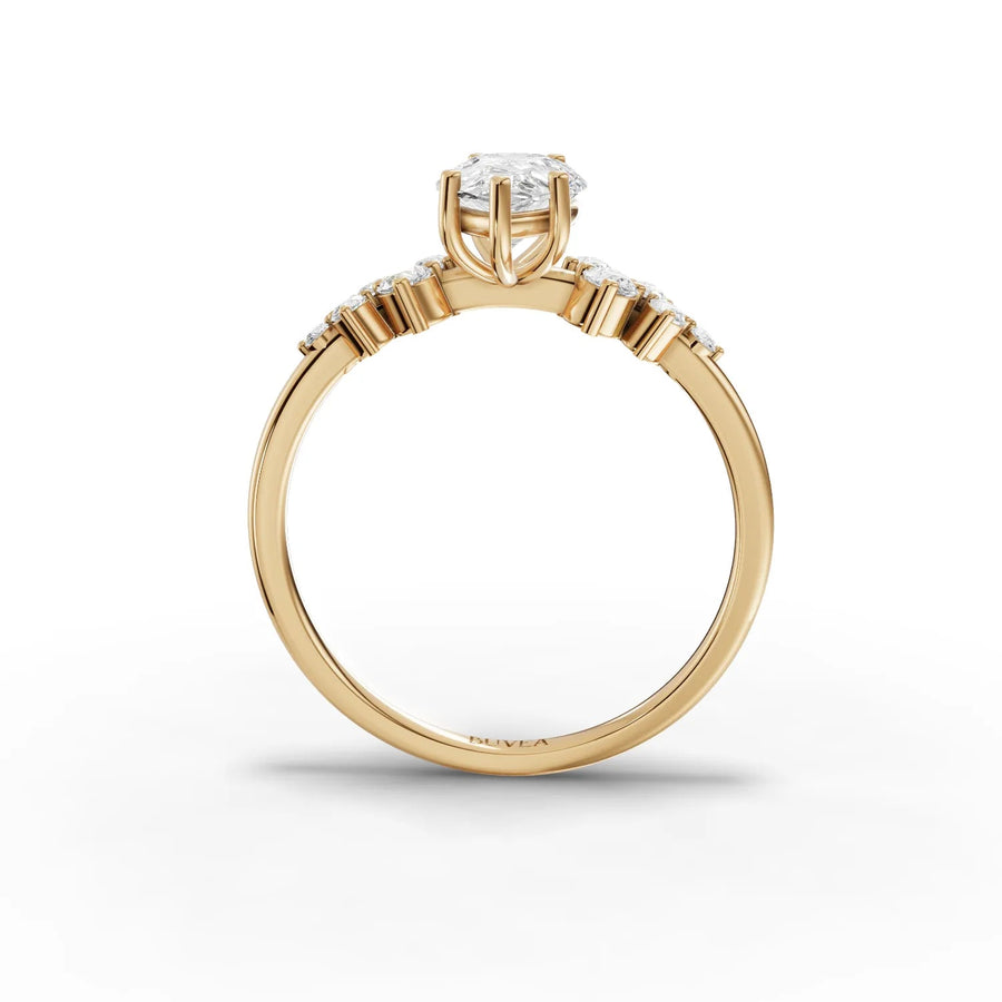 Pear center ring yellow gold close-up