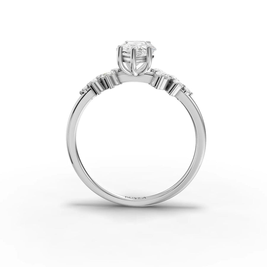 Pear center ring white gold close-up