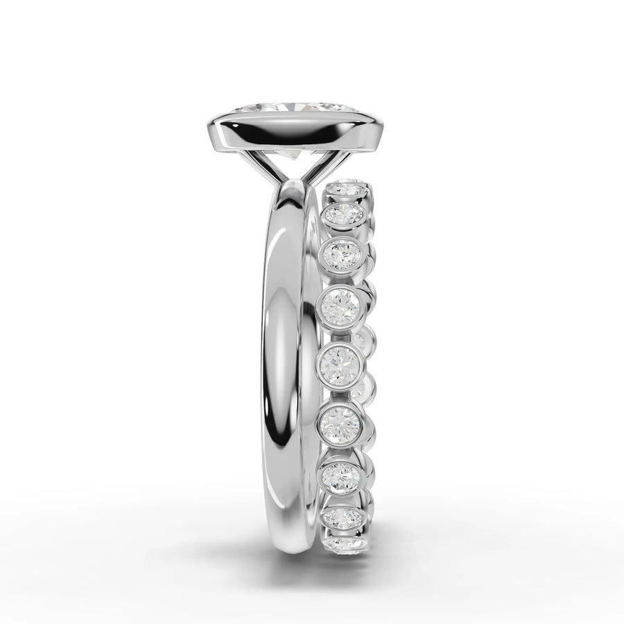 1.63 Ct oval solitaire lab diamond ring in 18K gold, featuring a prong-set center and bezel-set side stones.