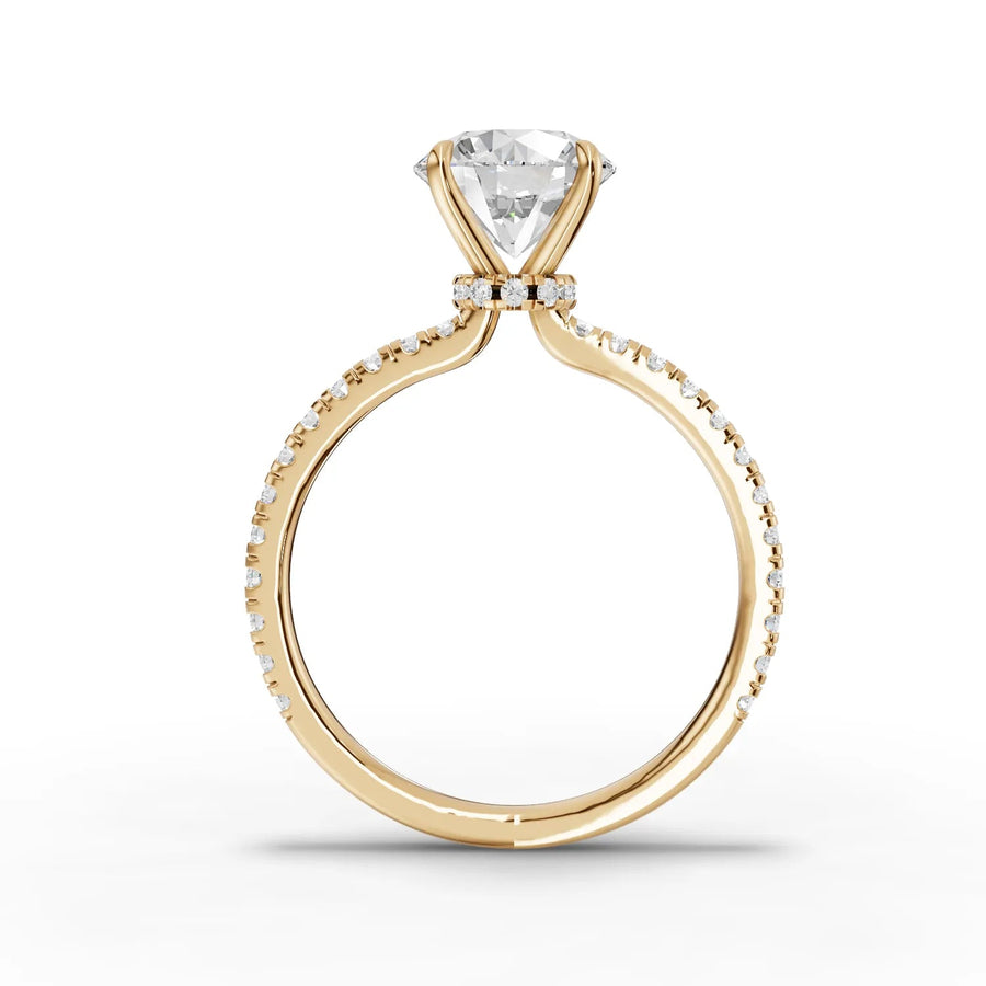 Round lab-grown ring yellow gold close-up