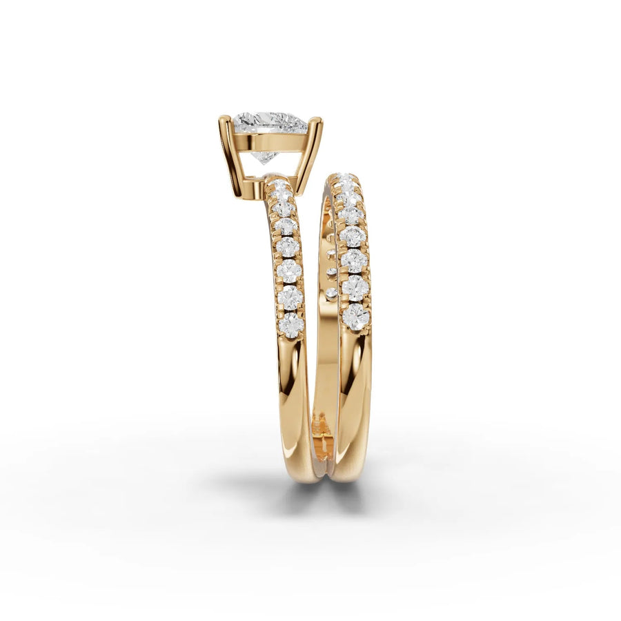 Heart center pavé ring white gold close-up