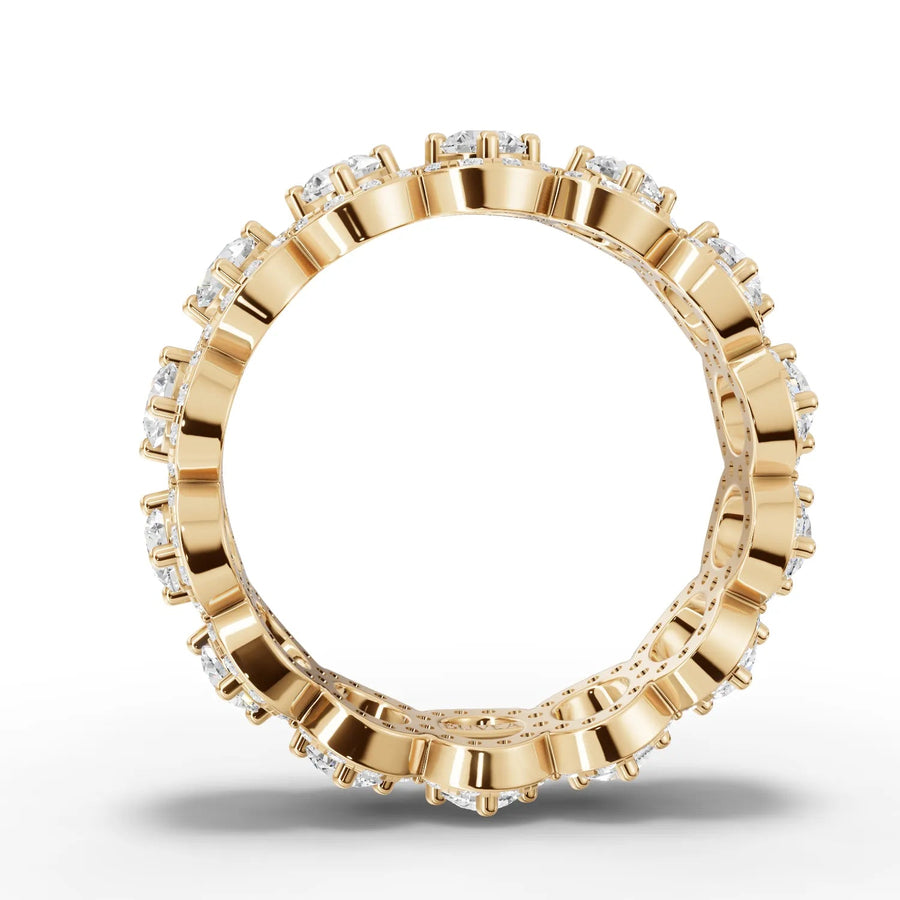Round halo band lab diamond ring in 18K gold, featuring a square halo of round diamonds and pavé-set sides.
