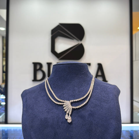 قلادة مزدوجة الصفوف مرصعة بألماس صناعي مع تصميم مركزي على شكل مروحة وتفاصيل على شكل قطرة كمثرى