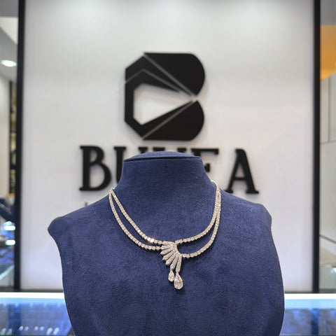 قلادة مزدوجة الصفوف مرصعة بألماس صناعي مع تصميم مركزي على شكل مروحة وتفاصيل على شكل قطرة كمثرى