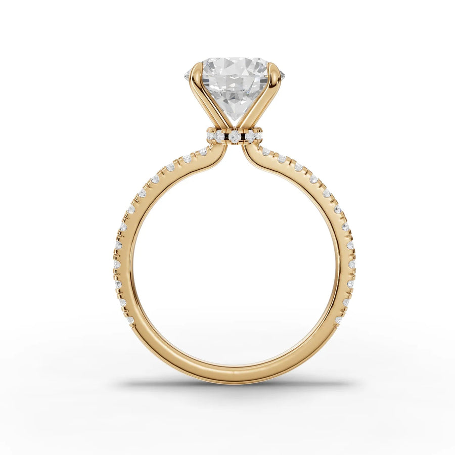 Round lab-grown ring yellow gold close-up