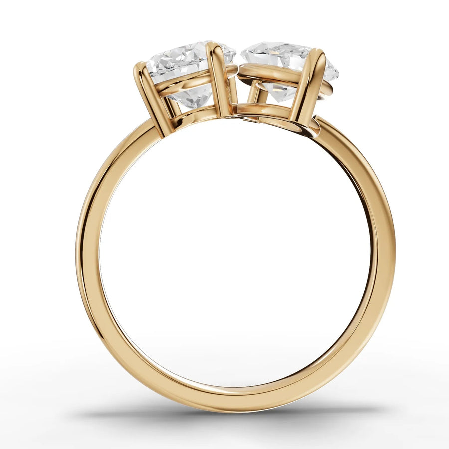 Toi et moi lab-grown ring yellow gold close-up