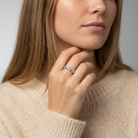 0.09 Ct Round Twisted Pavé Band
