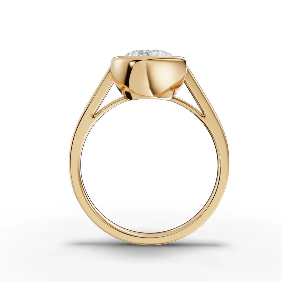 Yellow gold band curvature detail