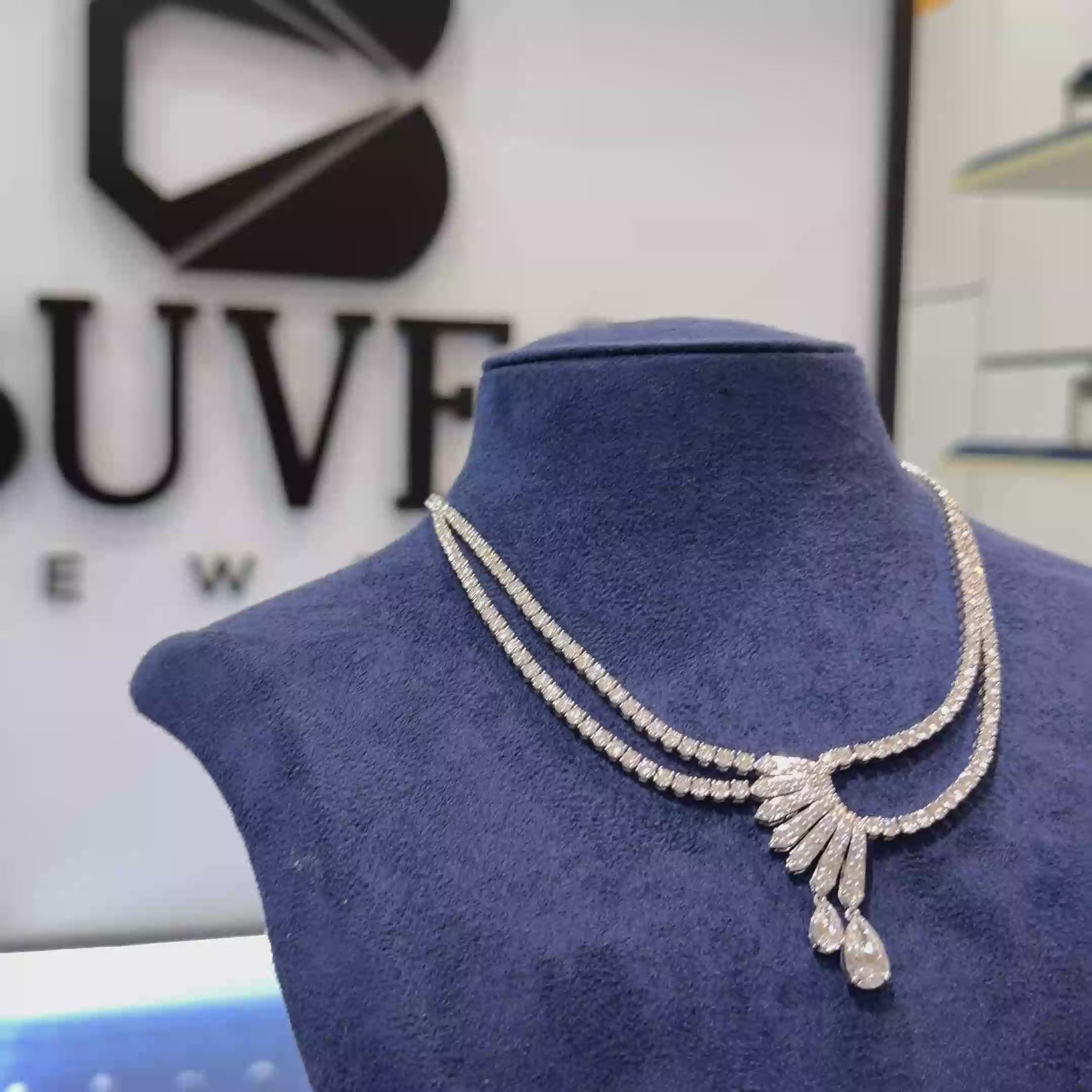 قلادة مزدوجة الصفوف مرصعة بألماس صناعي مع تصميم مركزي على شكل مروحة وتفاصيل على شكل قطرة كمثرى