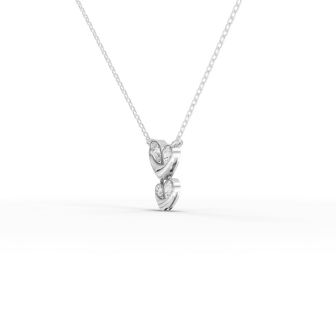 قلادة على شكل قلب مزدوج مرصعة بالألماس المصنّع في المختبر