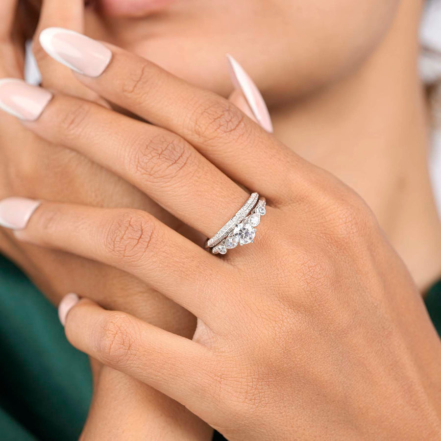 Dual band diamond ring model angle